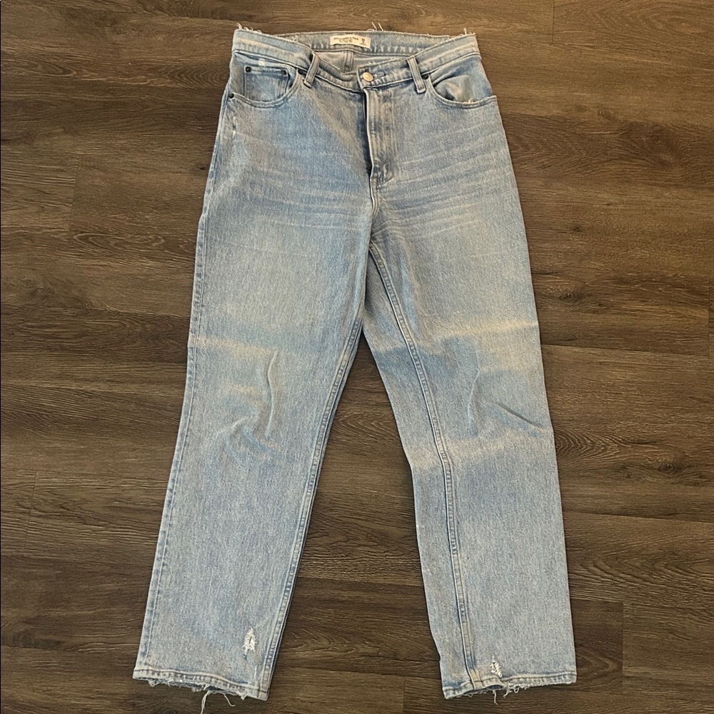 Abercrombie & Fitch Light Wash Straight Leg Jeans size 28
